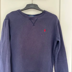 Ralph lauren sweatshirt - Säljer en mörkblå Ralph lauren sweatshirt i bra skick ny pris 1095