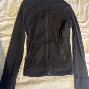 Lululemon define jacket - Svart lululemon jacka i den ”långa” modellen. Såå fin och bekväm!!