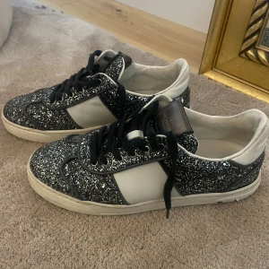 Valentino Flycrews - Säljer mina Valentino Garavani (Flycrews) sneakers, använda varsamt men är fof tecken på användning. Två nitar saknas. Storlek 39 men passar en med storlek 38/37! Skriv privat för fler bilder, pris kan diskuteras!🩷