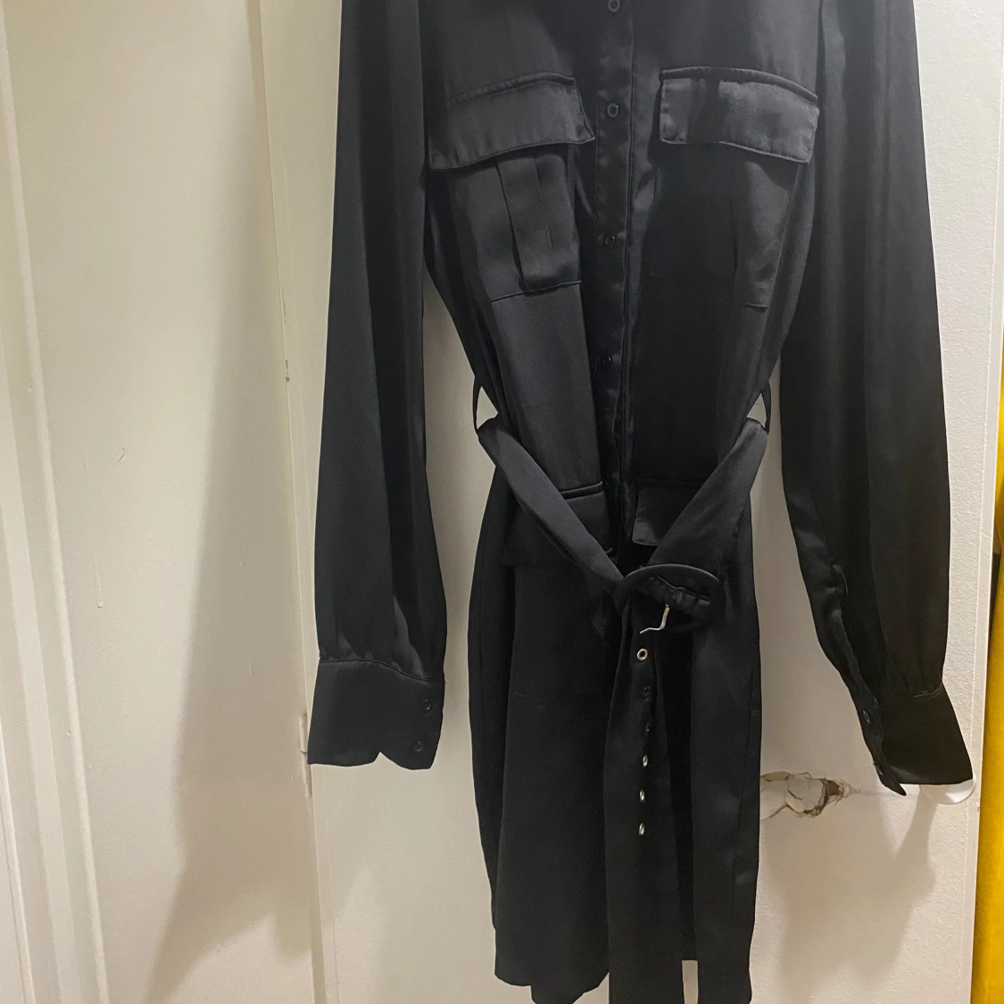 Svart skjortklänning med bälte Bik Bok - 2