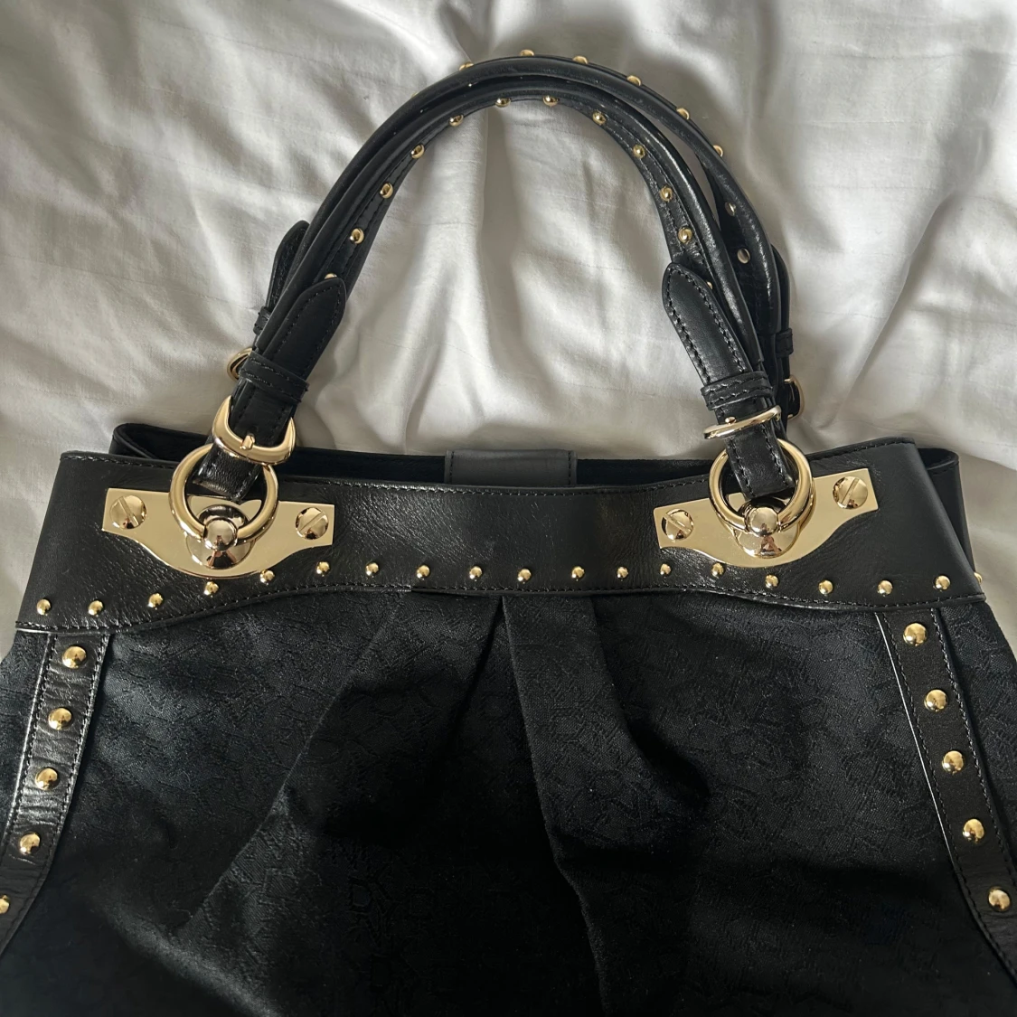 Svart väska med gulddetaljer från DKNY - 3