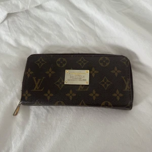  Brun plånbok -  Brun plånbok med guld detalj