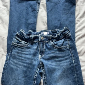 Blå jeans från Gina Tricot bootcut low - Snygga blå jeans från Gina Tricot i storlek 164. Skit snygga att ha nu till hösten🍂☺️🍁