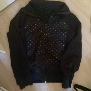 Armani jacka  - Äkta Armani jacka (nypris 7000) pris kan diskuteras vid snabb affär sparsamt använd utan problem eller skador 