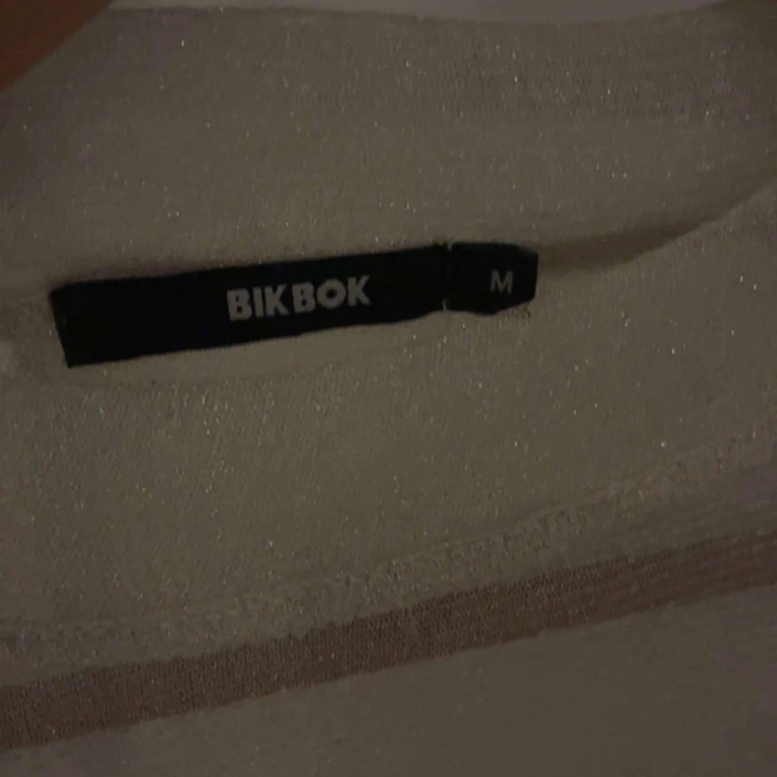 Glittrig beige långärmad topp Bik Bok - 2