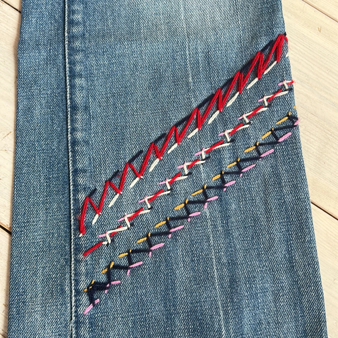 Blå bootcut jeans från Diesel med broderi - 4