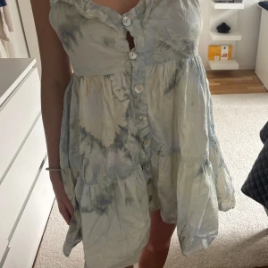 Ljusblå och vit kortklänning från Zara - Supersöt kortklänning från Zara i ljusblått och vitt batikmönster. Fin att ha på stranden ex