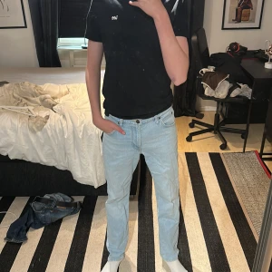 Lee jeans - Lee jeans, Skick-9/10 size-29/32. Pris 450kr Modellen är 180, 60 kg 