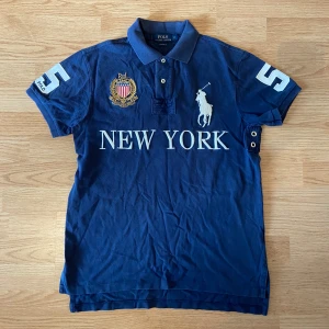 Ralph Lauren New York Polo / Pike - !skicka bud för snabb affär! Tvärfet Ralph lauren New York pike, storlek M i mycket fint skick, såklart äkta. Skriv om ni undrar någonting 📲