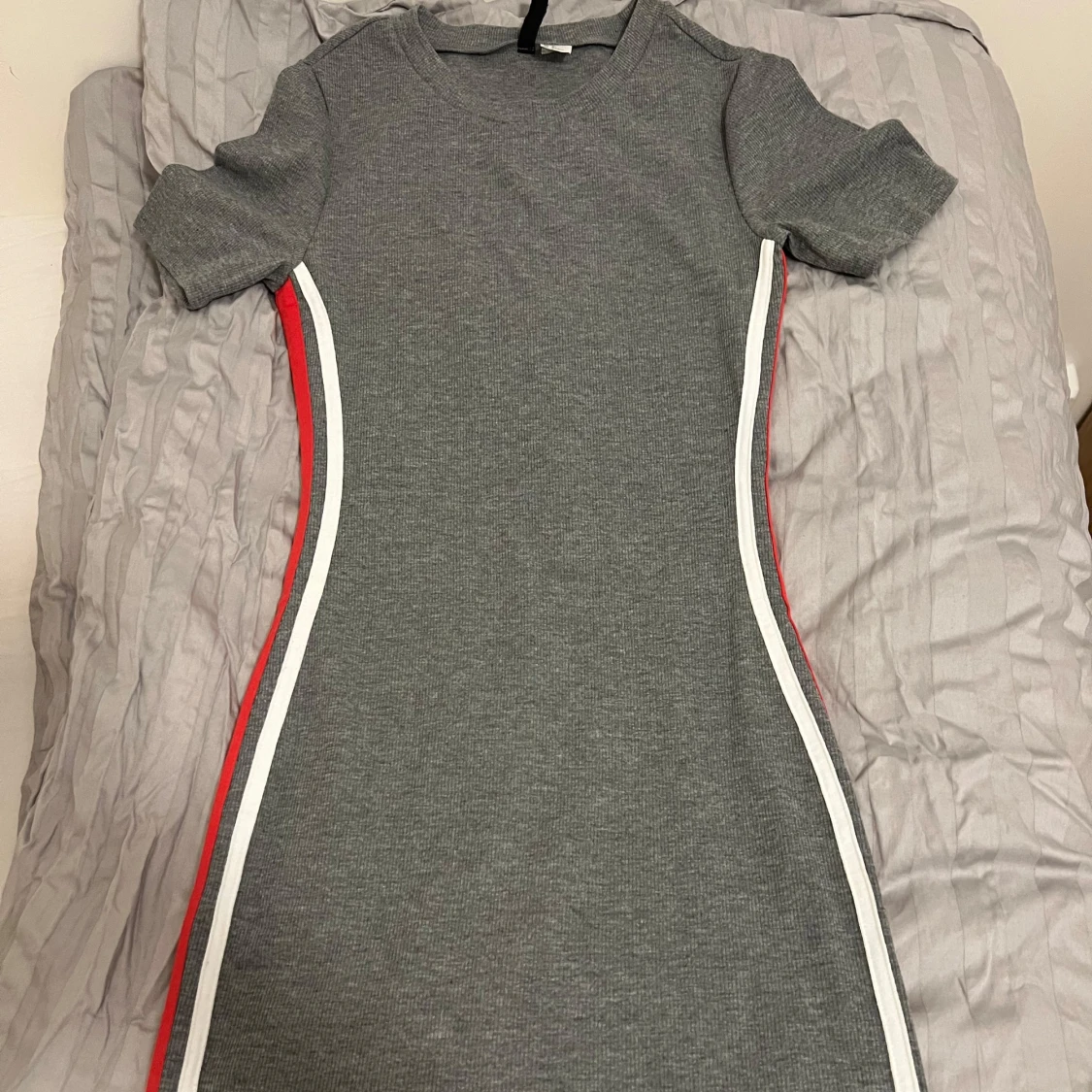 Grå ribbad klänning