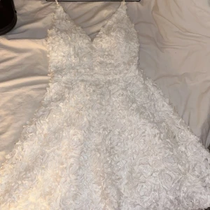 Studentklänning  - Vit studentklänning från ChiChi London, köpt här på plick då den varit slutsåld väldigt länge. Små defekter men inga märkvärdiga.  Storlek UK 10 vilket motsvarar 36/38. Nypris ca 900kr