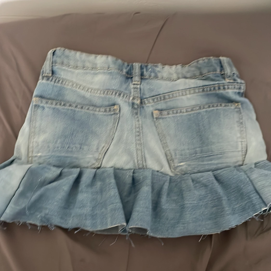 Ljusblå jeanskjol med volang - 1