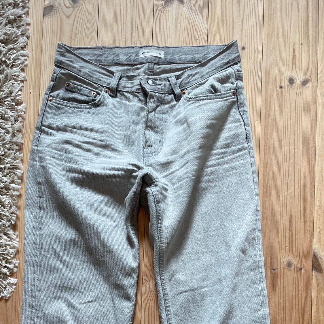 Ljusgrå jeansbyxor med raka ben - 1