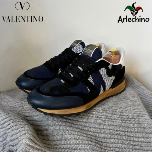 Mörkblå Valentino rockrunners - Riktig feta valentino rockrunners i blå camo färg | nypris ca 6000 mitt pris 1999 | riktigt bra skick endast smutsiga | box med följer!! | priset är inte satt i sten 