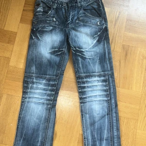 Feta jeans från CEO jeans - Säljer då de är för små för mig, skriv om du har några frågor(Pris kan diskuteras). De är 105 Cm långa.