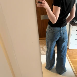 Blå raka jeans - Säljer ett par klassiska blå jeans med normal midja. Perfekta för en avslappnad stil och passar till det mesta.