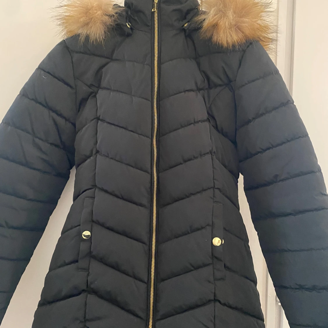 Svart dunjacka med fuskpäls