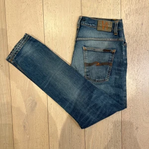 Nudie jeans  - Nudie jeans | Skick: 9/10 (ena fickan är lite sönder) | Size - 33/32 (fits 32/32) | Modell - Grim Tim | Fraktar via postnord eller instabox på köparens bekostnad | Hör av dig vid minsta fråga eller fundering // RDL