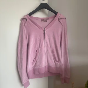Ljusrosa set från Juicy Couture - Den är på riktigt vintage, eftersom är skapad 2015. Har använts tidigare men efter det har legat oanvänd. Byxorna är LOW waisted 🤭