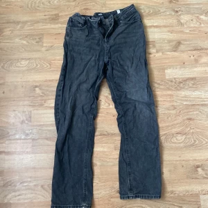 Svarta relaxed jeans från Jack & Jones - Säljer ett par svarta jeans från Jack & Jones i relaxed fit med dragkedja och knapp. Jeansen har klassisk femficksdesign och raka ben. Perfekta för en avslappnad stil och passar till det mesta.