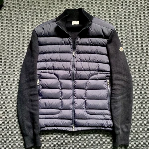 Moncler Cardigan  - Trendig cardigan från moncler i riktigt bra skick, inga fläckar eller hål⭐️Storlek L men passar dig som har M/S också😇 Cardiganen är äkta!👍 
