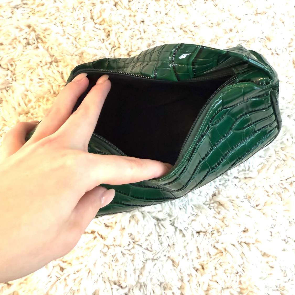 Grön axelväska i krokodilpräglad syntet - 1