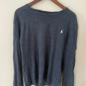Mörkblå långärmad tröja från Polo Ralph Lauren - Säljer en mörkblå långärmad tröja från Polo Ralph Lauren med den klassiska broderade loggan på bröstet. Tröjan är i mjuk bomull och har en enkel, stilren design som passar till mycket. Skick 8/10