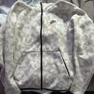 Nike hoodie i vit och grå camouflage - nike tech fleece og grå och vit