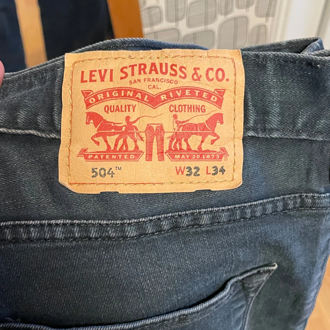 Mörkblå Levi's 504 jeans - 1