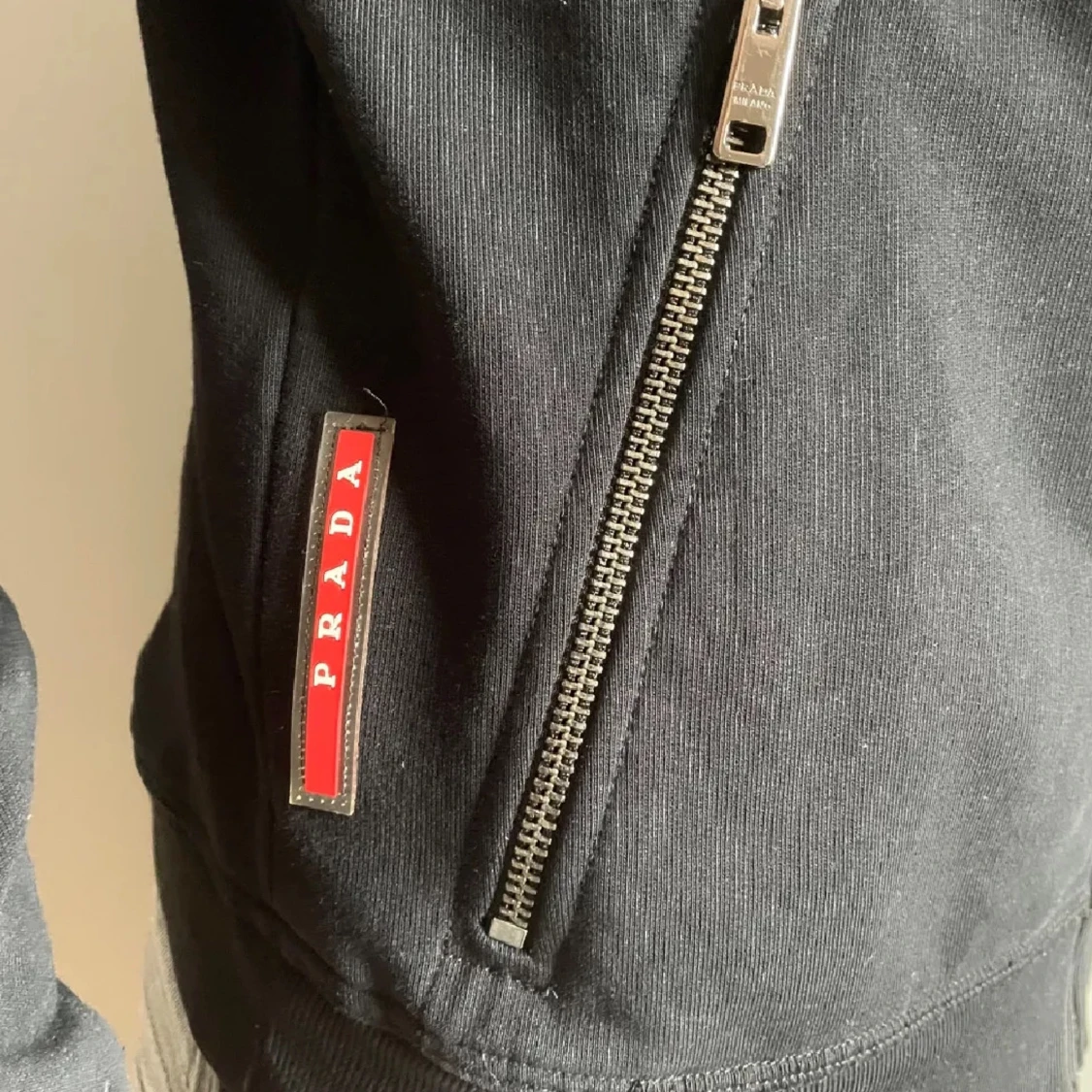 Svart huvtröja från Prada - 2