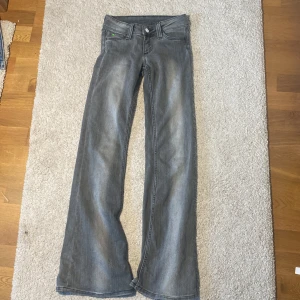 Grå  jeans från weekday(cheap monday) - De populära jättesnygga jeansen från weekday! Storlek: 23/30. Säljer pga att de är för små. Orginalpris: 399kr. Lite skadade längst ner vid benen men syns inte när man har dem på sig. Pris kan diskuteras! Köparen står för frakten🤗hör av er om ni har frågor! 