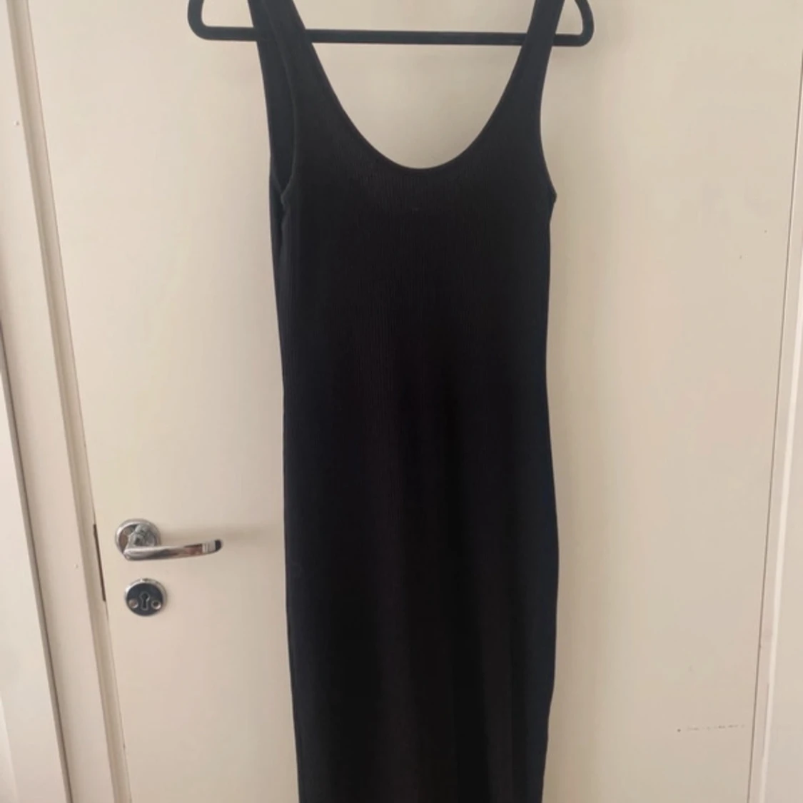 Svart ribbad långklänning 