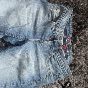 Jeans - Säljer dessa helt oanvända jeans. Jätte fina och är i nyskick. Skriv om du vill ha mått! (Är 163) Kan gå ner i pris vid direkt köp