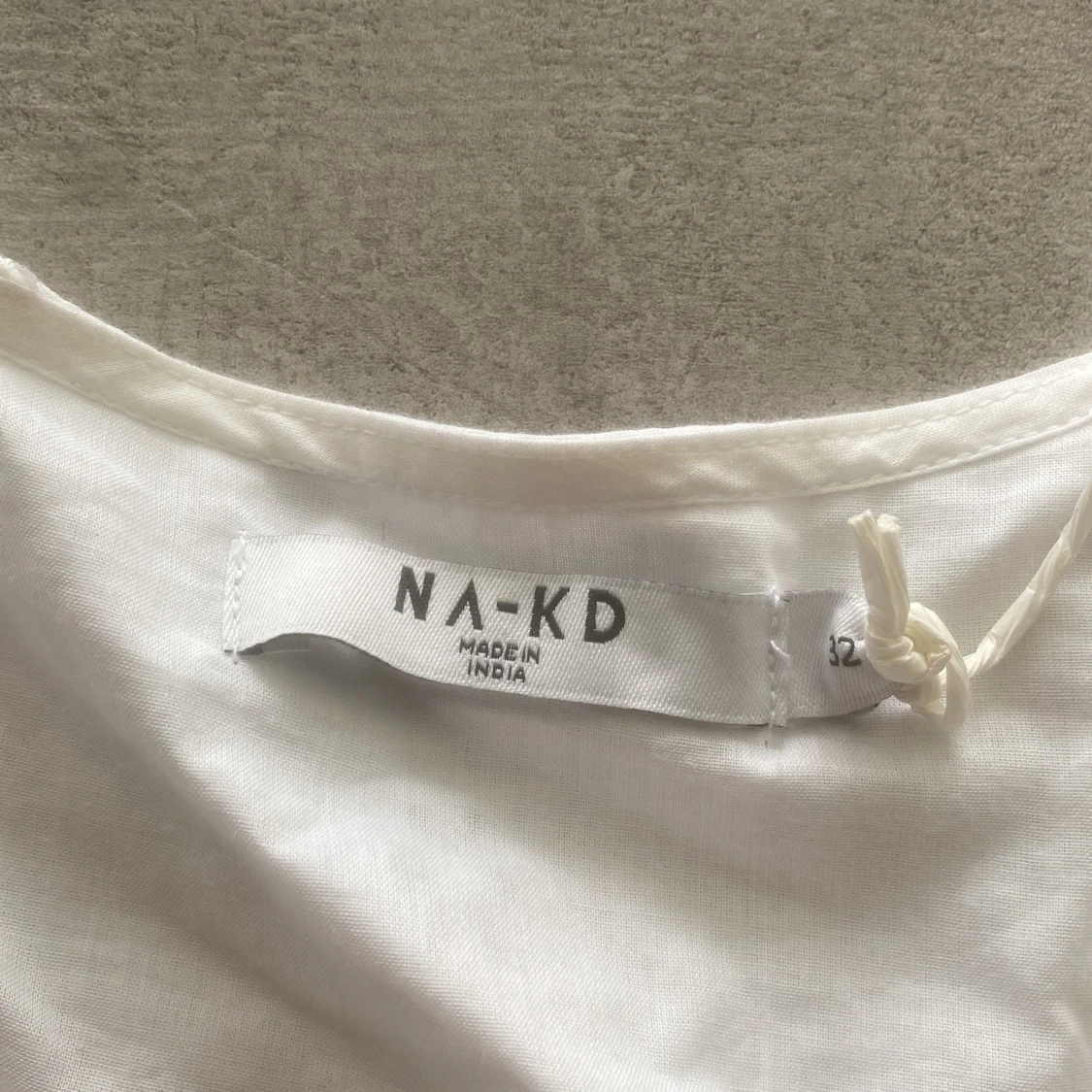 Vit broderad klänning från NA-KD. - 1