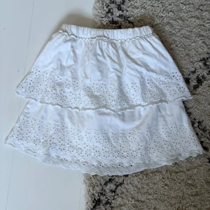 Zara kjol - Fin men passar tyvärr inte, stl 13-14 men lite för liten på mig som har stl S och 27 i jeans, så passar förmodligen xs