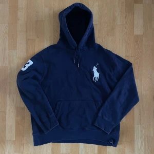 Ralph Lauren hoodie Big Pony - Säljer en sjukt fet hoodie från Ralph Lauren. Tröjan har en big Pony och är unik samt svår o få tag på. Den är i strl XL men skulle säga den passar L bättre. Hoodien är u bra skick och hör gärna av er vid frågor elller funderingar!!