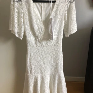 Vit klänning från Bubbleroom i storlek 32 - Superfin vit klänning från bubbleroom i storlek 32 som köptes för två år sedan så finns inte kvar i butik. Säljs då den aldrig kom till användning och har prislappen kvar😊skriv för fler bilder 