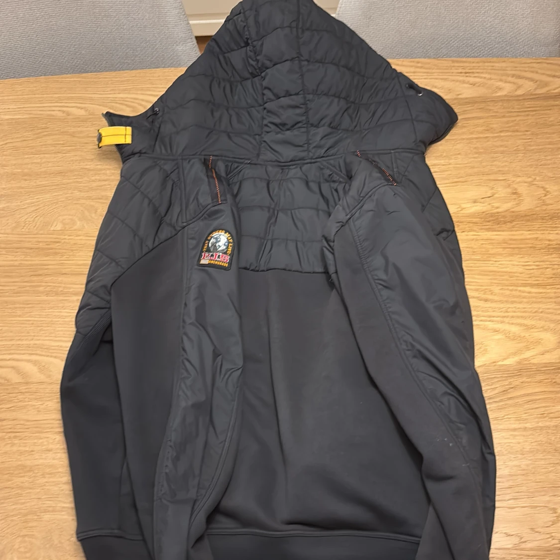 Svart cardigan med huva från Parajumpers - 1