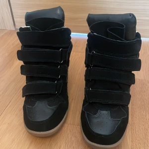 Svarta sneakers Isabel Marant - Jag säljer mina fina Isabel Marant-skor. Skriv till mig om du är intresserad💖