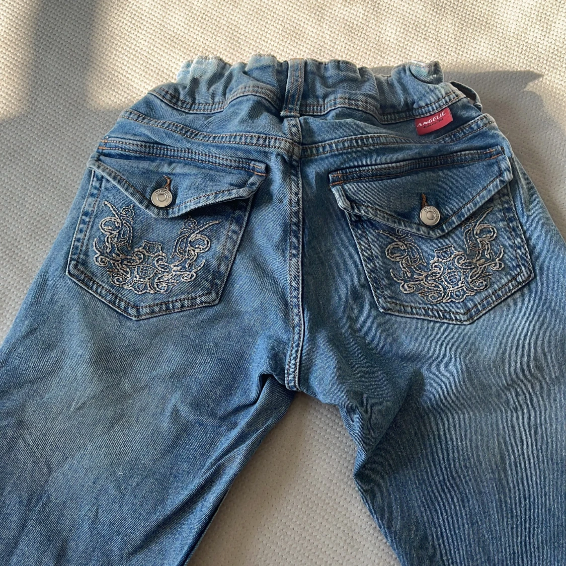 Blå broderade bootcut jeans med låg midja - 1