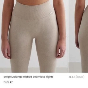 Ribbade sömlösa tights i beige och grått - Två par ribbade sömlösa tights/träningsleggins i beige och ljusgrått. Hög midja och stretchigt material som sitter tight och bekvämt. Perfekta för träning eller chill. Snygg ribbad struktur och stilren design. Märke Aim’n 250 styck eller båda för 450 kr 