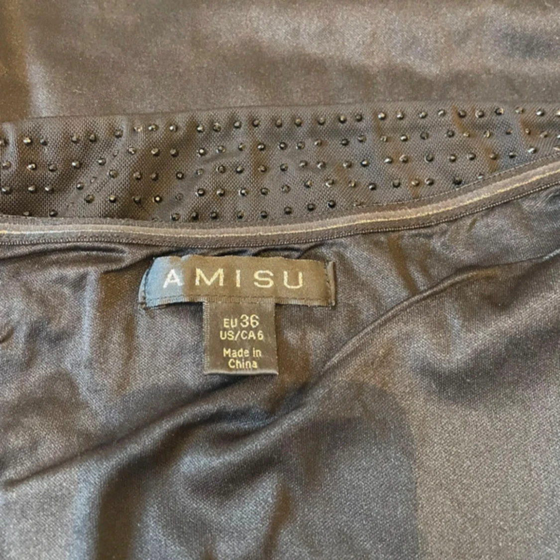 Svart glittrig axelbandslös klänning från Amisu - 3