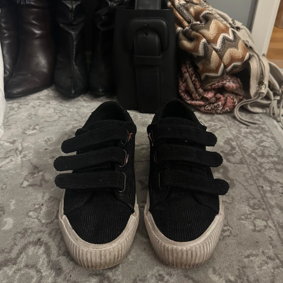 Svarta sneakers med kardborreband - 1