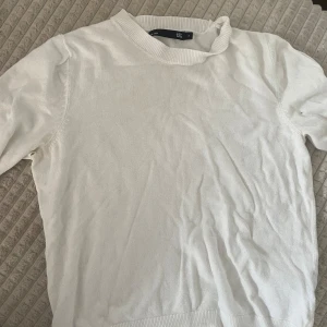 Vit stickad tröja från 157 - En enkel och stilren vit stickad tröja från 157. Tröjan har rund halsringning och långa ärmar. Perfekt att matcha med jeans eller kjol för en clean look. Litet hål i armhålan. Pris kan diskuteras och köparen står för frakten 💕💓