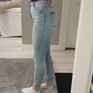 Ljusblå skinny jeans - ett par ljusblå skinny jeans med hög midja. Storlek W 26, 97cm från midja till fot. Hela bortsett från det som syns på bild! 