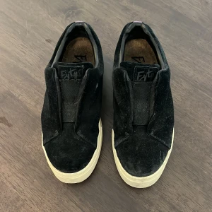 Svarta Eytys doja - Säljer ett par svarta Eytys i mocka som inte längre används. 