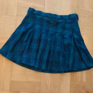 Rutig kjol - Välanvänd, någorlunda sliten men fortfarande söt!