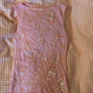 Rosa paljett topp - Supersnygg mesh topp med paljetter och pärlor💞 har tyvärr inga lappar så vet ej var den är köpt 🌺 står heller ingen storlek men skulle gissa på xs/s😊  Kan eventuellt gå ner lite i pris vid snabb affär🤗
