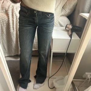 Lågmidjade zara jeans - Säljer dessa jeans från zara i nyskick har dock klippt en slits på dom dom man kan se på bild 3