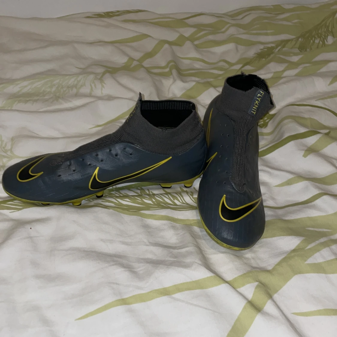 Svarta Nike fotbollsskor med gula detaljer - 1